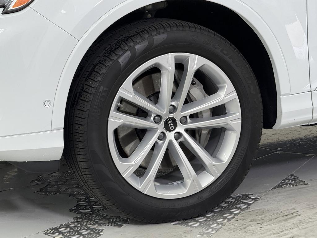 new 2025 Audi Q7 car, priced at $68,543
