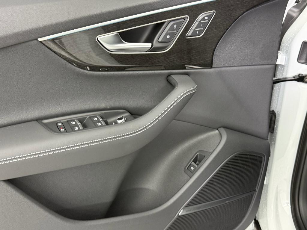new 2025 Audi Q7 car, priced at $71,861