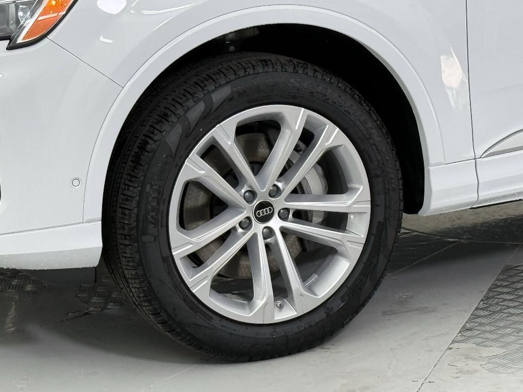 new 2025 Audi Q7 car, priced at $69,591