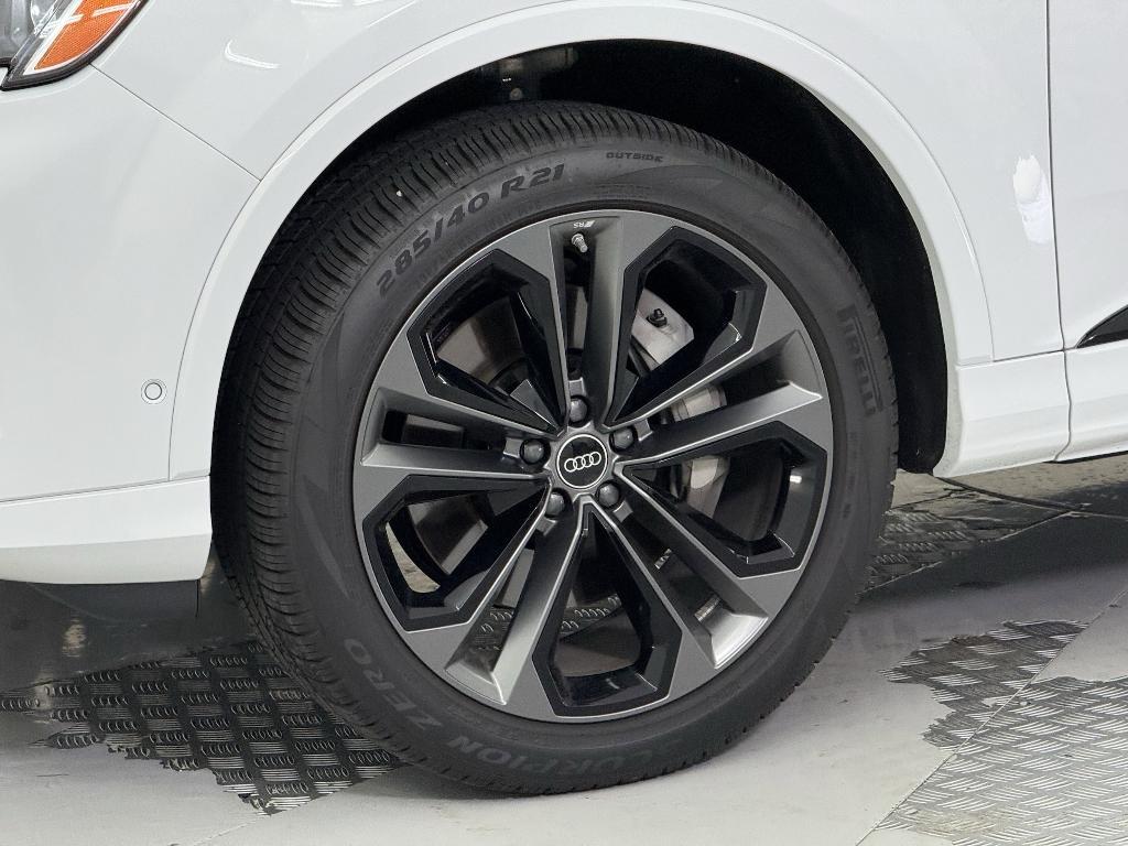 new 2025 Audi Q7 car, priced at $70,422