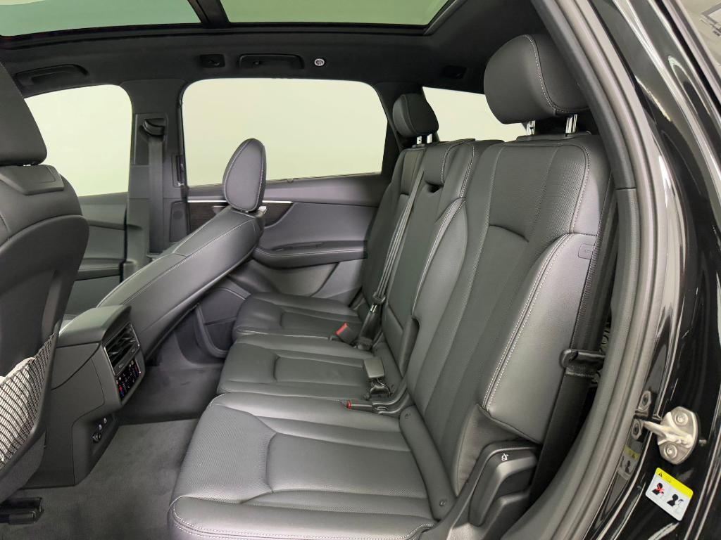 new 2026 Audi Q7 car, priced at $72,561
