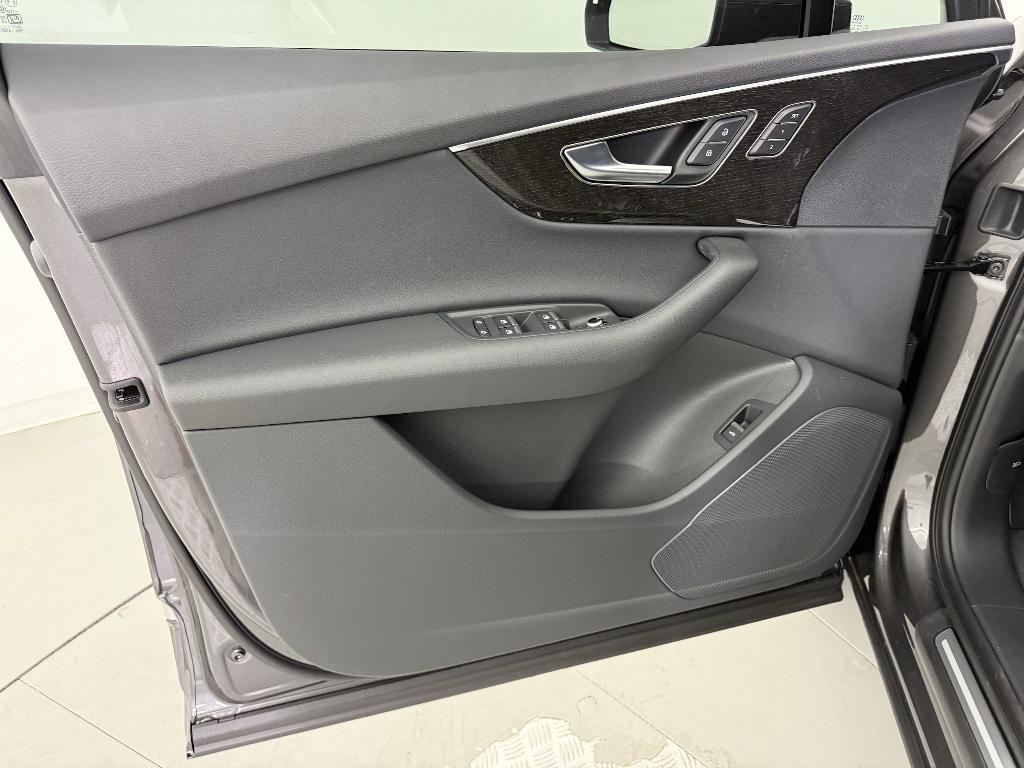new 2025 Audi Q7 car, priced at $64,301