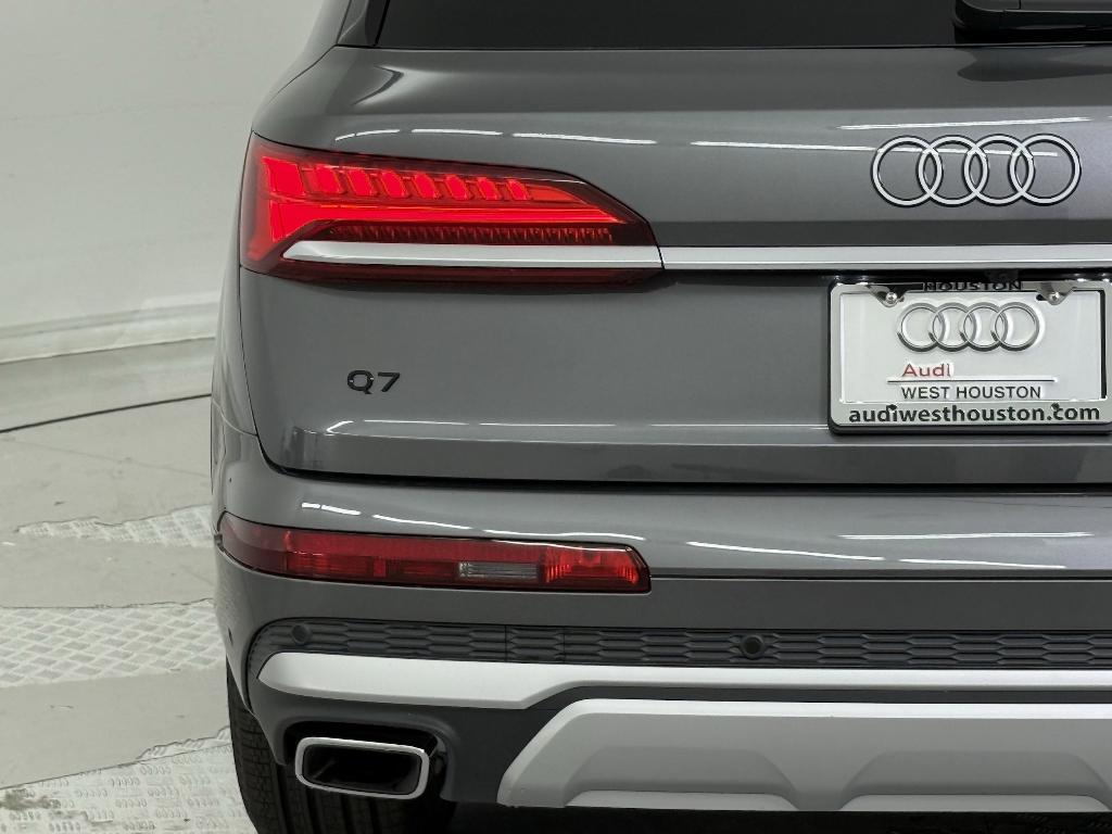 new 2025 Audi Q7 car, priced at $64,301