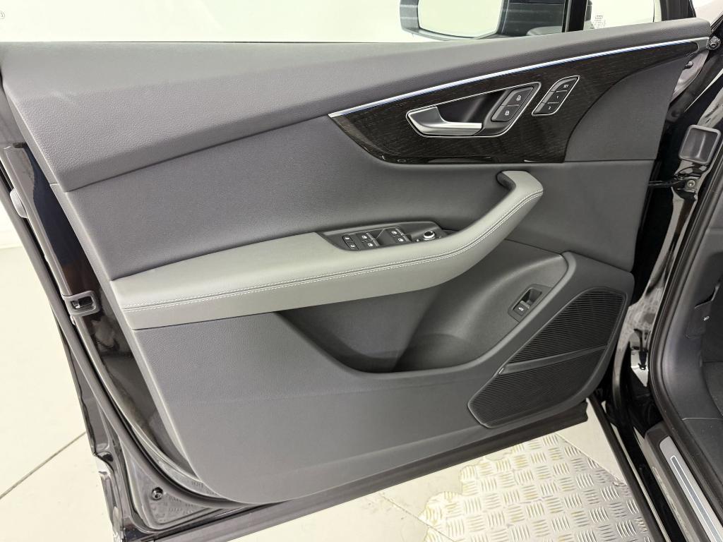 new 2025 Audi Q7 car, priced at $70,831