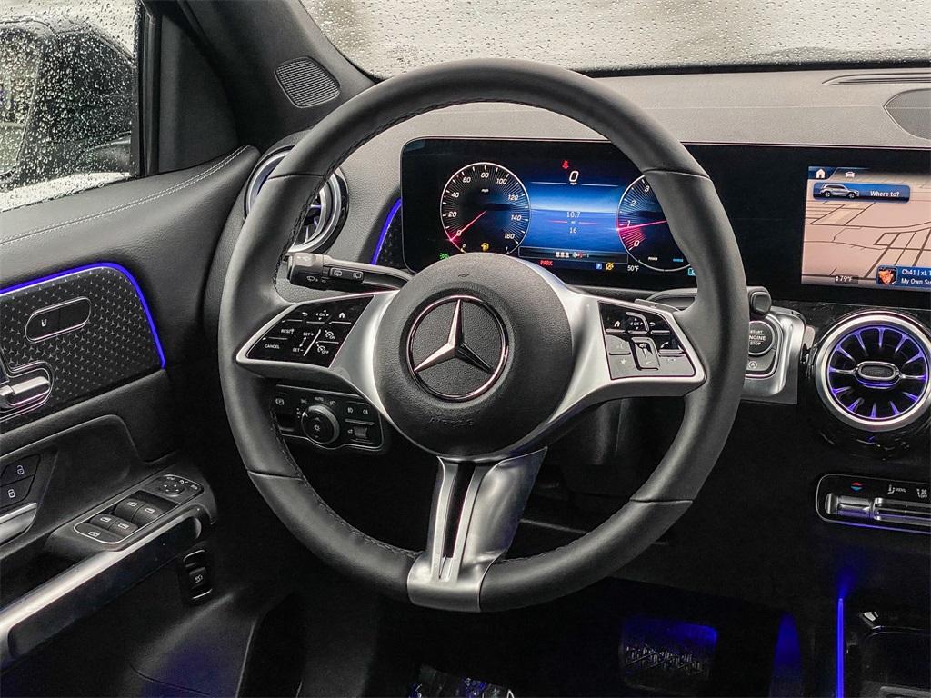 new 2025 Mercedes-Benz GLB 250 car