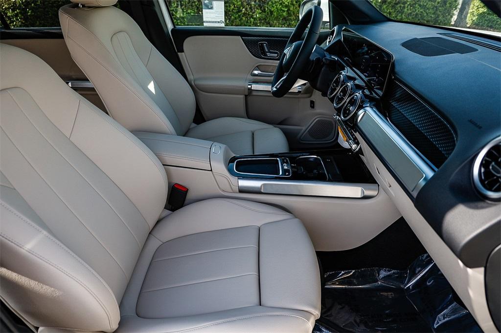 new 2025 Mercedes-Benz GLB 250 car, priced at $46,550