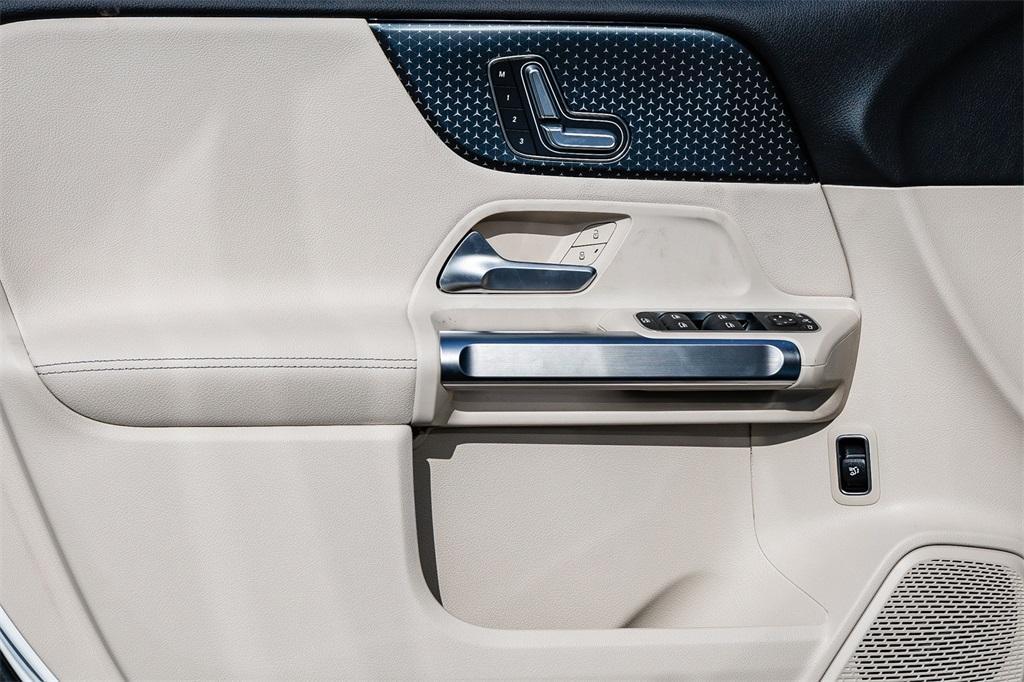new 2025 Mercedes-Benz GLB 250 car, priced at $46,550