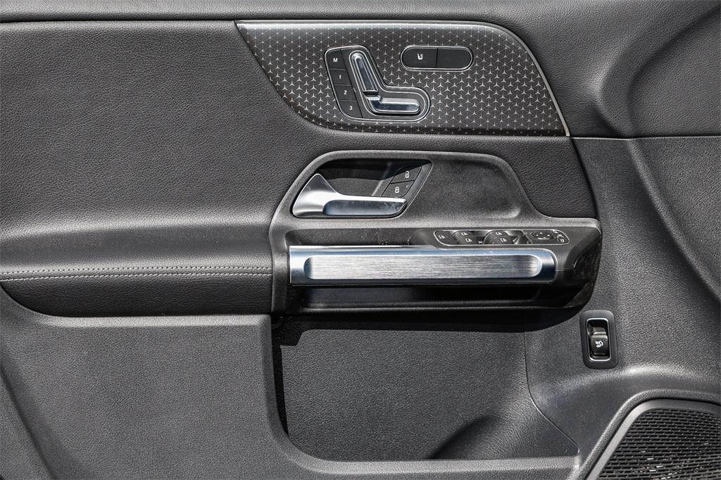 new 2025 Mercedes-Benz GLB 250 car, priced at $49,595