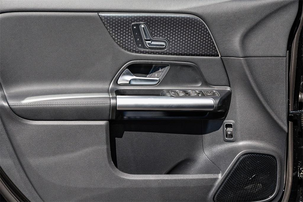 new 2025 Mercedes-Benz GLA 250 car, priced at $46,205