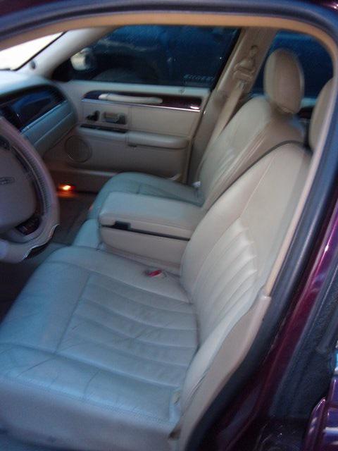 used 2006 Lincoln Town Car car, priced at $6,153