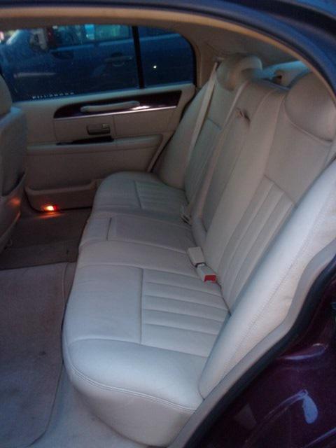 used 2006 Lincoln Town Car car, priced at $6,153