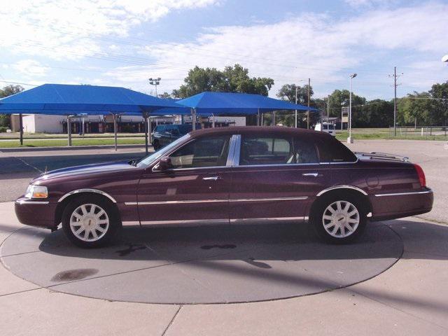 used 2006 Lincoln Town Car car, priced at $6,153