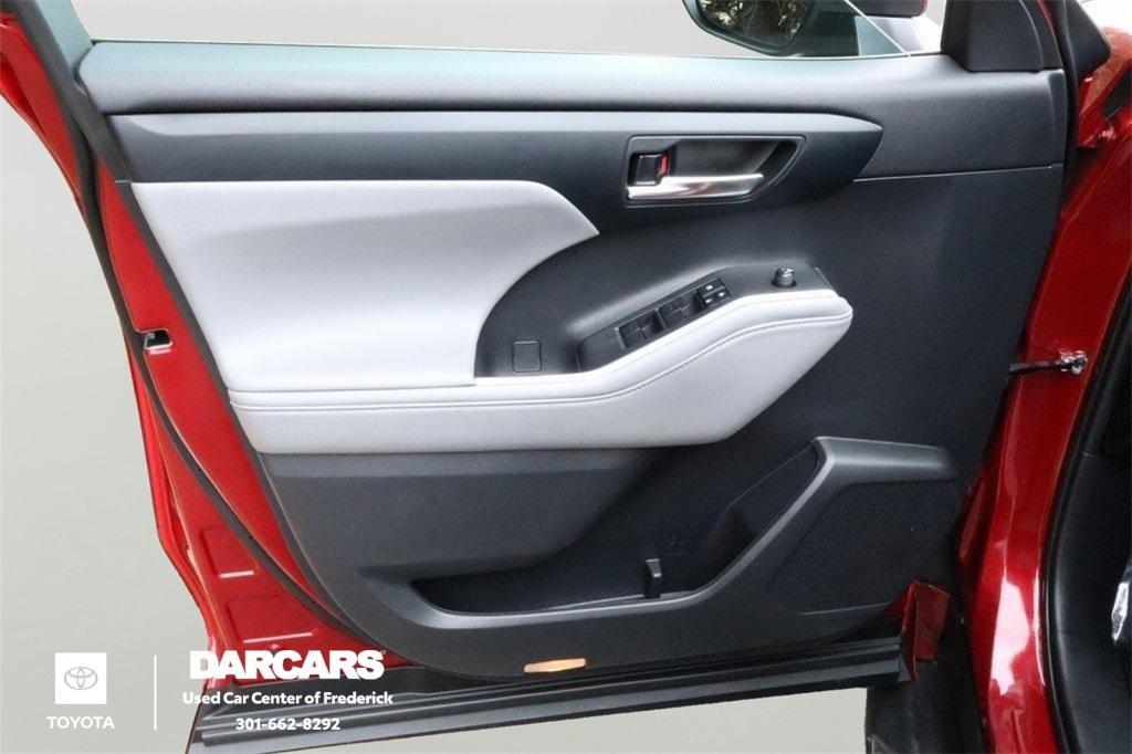 used 2022 Toyota Highlander car, priced at $22,000