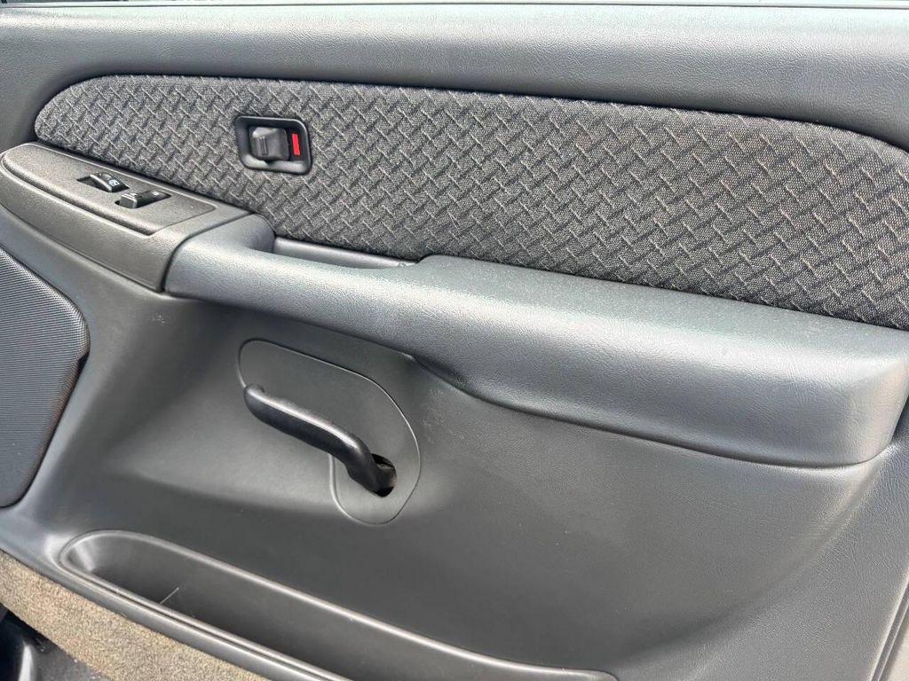 used 2003 Chevrolet Avalanche car, priced at $8,995