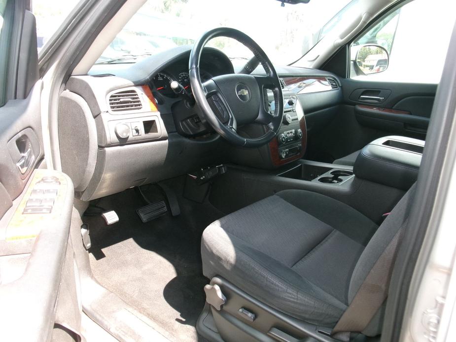 used 2009 Chevrolet Avalanche car, priced at $10,995