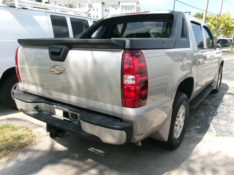 used 2009 Chevrolet Avalanche car, priced at $10,995