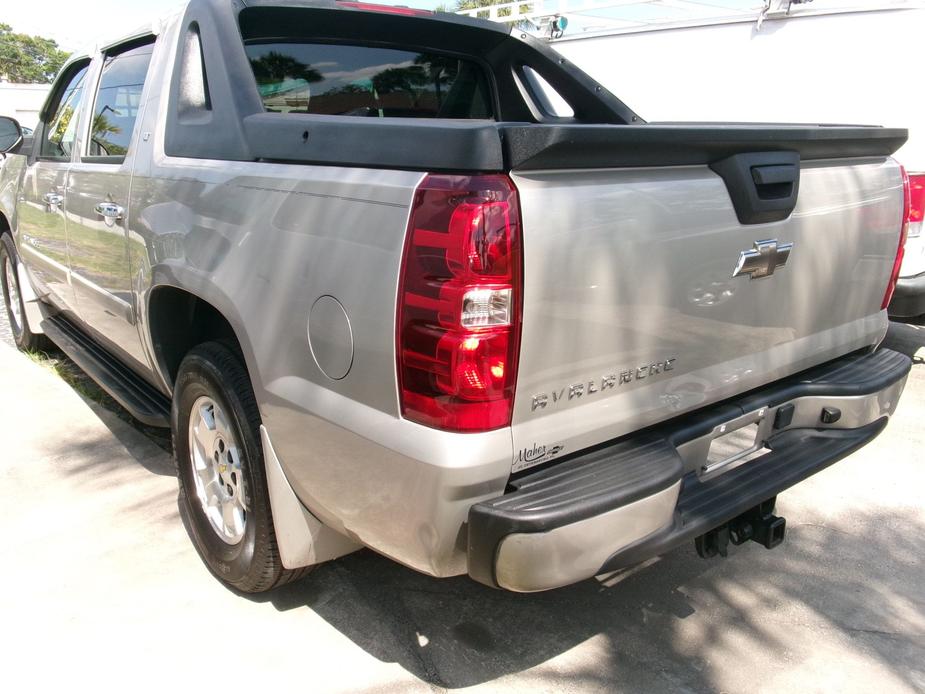 used 2009 Chevrolet Avalanche car, priced at $10,995