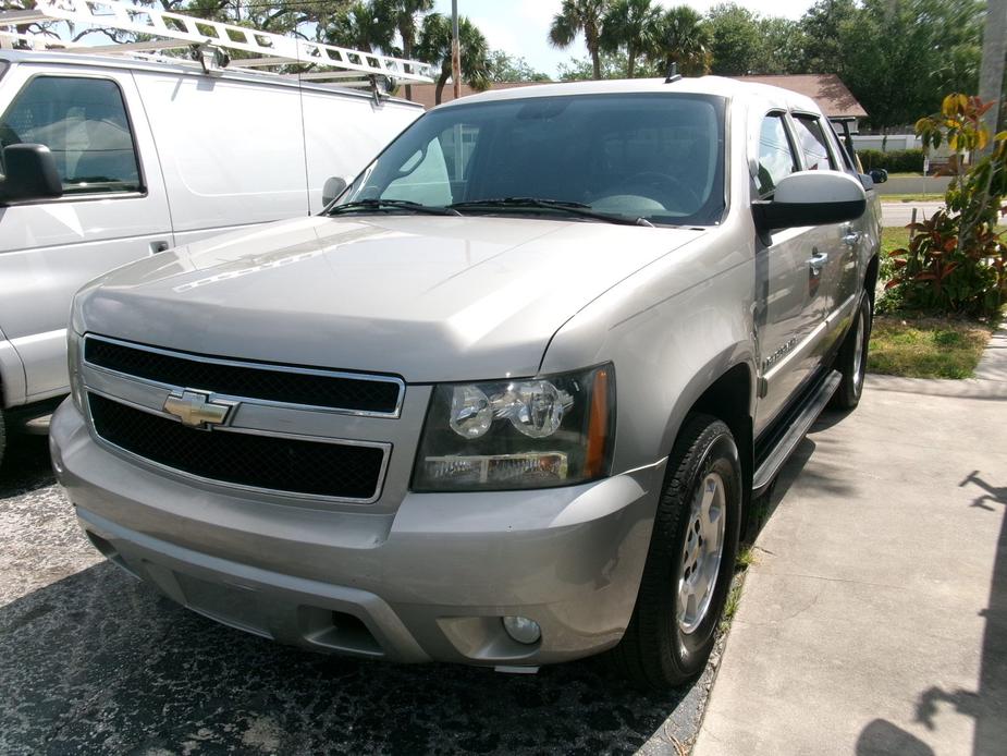 used 2009 Chevrolet Avalanche car, priced at $10,995