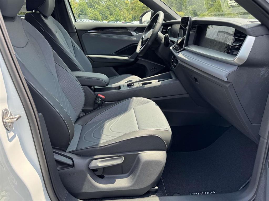 new 2025 Volkswagen Tiguan car, priced at $37,051