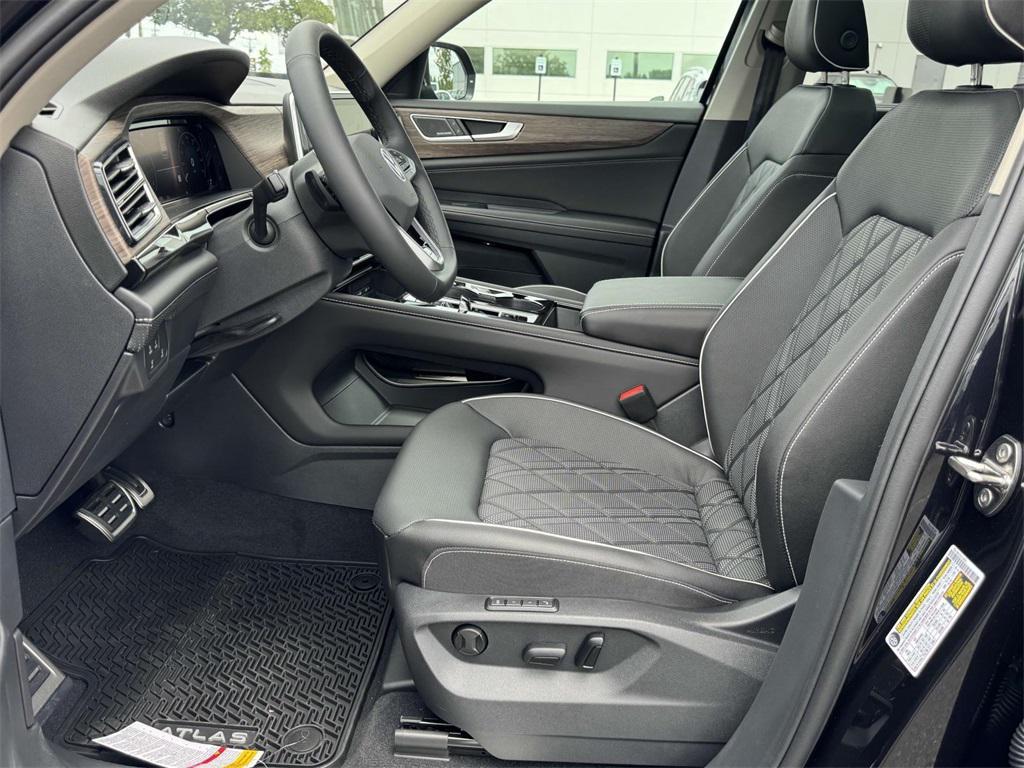 new 2025 Volkswagen Atlas car, priced at $54,686
