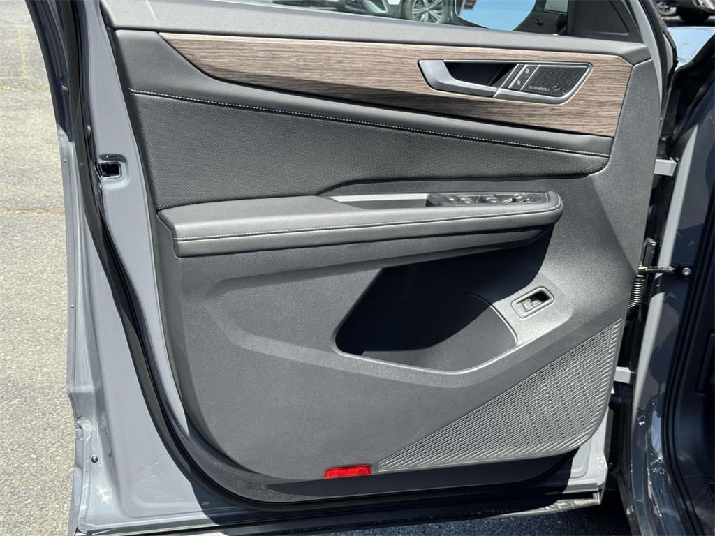 new 2025 Volkswagen Atlas car, priced at $54,721