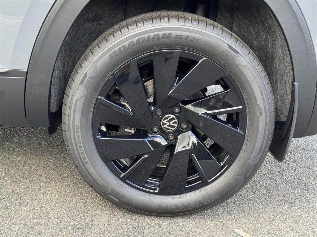 new 2026 Volkswagen Atlas Cross Sport car, priced at $48,001