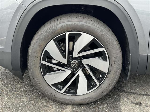 new 2025 Volkswagen Atlas car, priced at $45,461