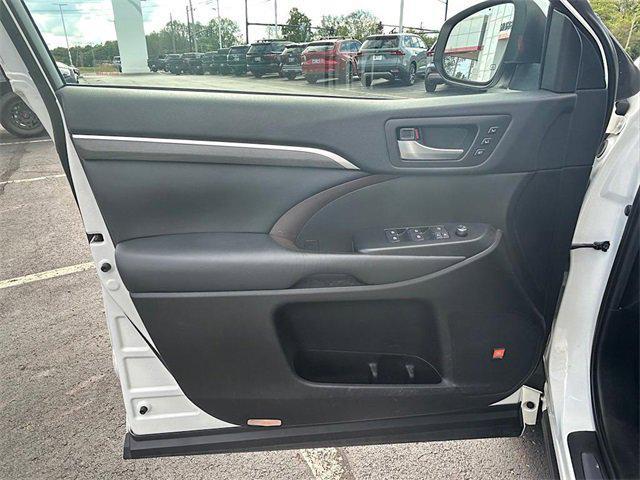 used 2019 Toyota Highlander car, priced at $32,233