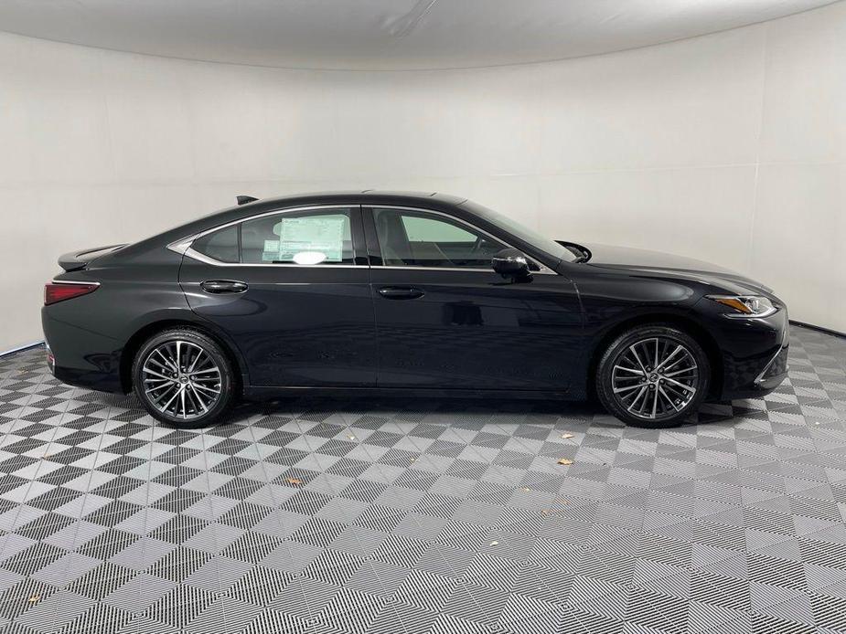 new 2025 Lexus ES 300h car, priced at $51,019