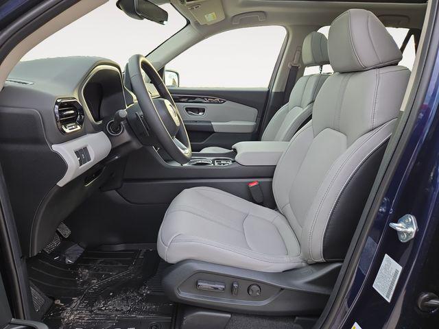 new 2025 Honda Pilot car, priced at $49,595