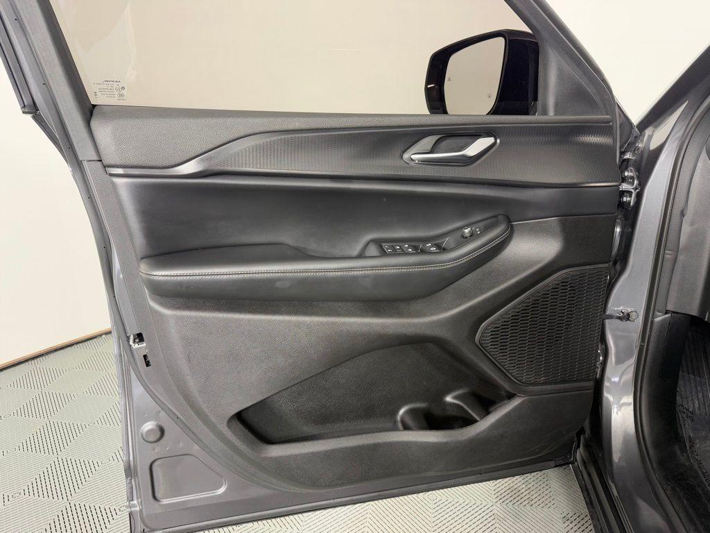 used 2023 Jeep Grand Cherokee car, priced at $25,995