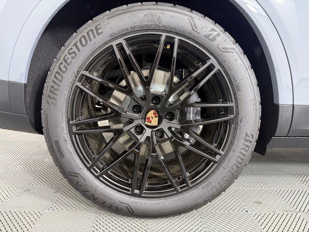 new 2025 Porsche Cayenne car, priced at $102,655