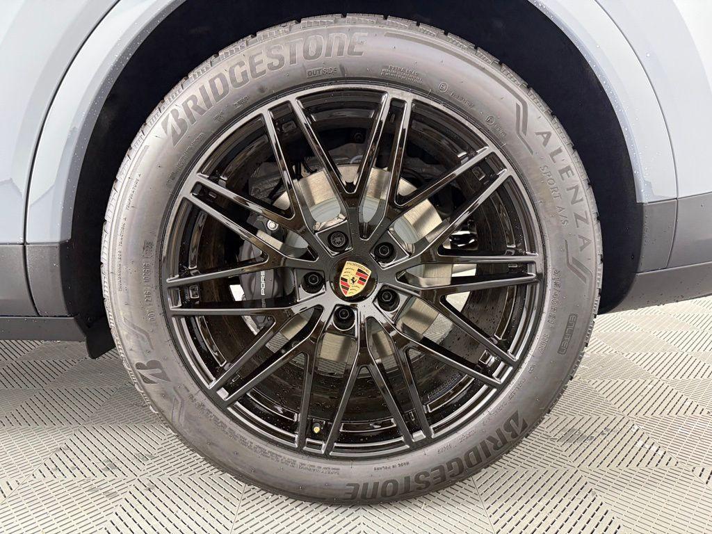 new 2025 Porsche Cayenne car, priced at $102,655