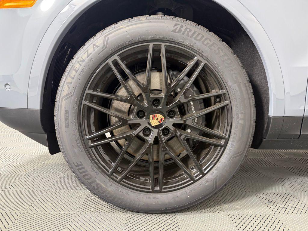 new 2025 Porsche Cayenne car, priced at $109,275