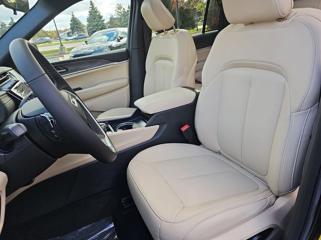 new 2025 Jeep Grand Cherokee car, priced at $50,043