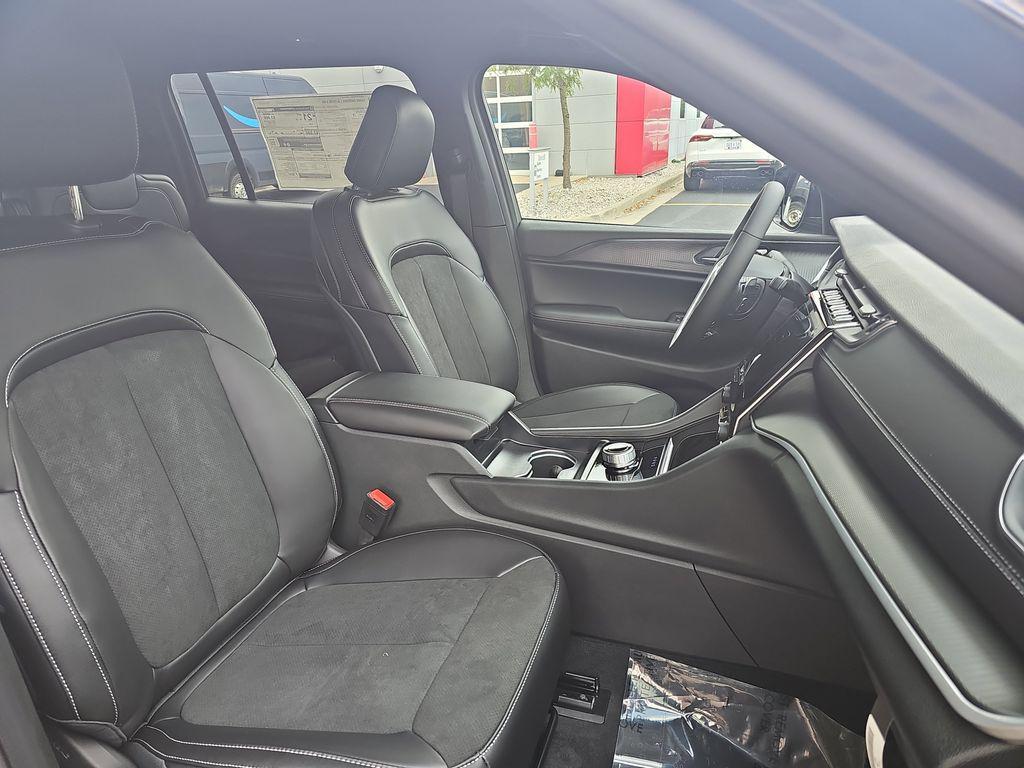new 2025 Jeep Grand Cherokee L car, priced at $46,725
