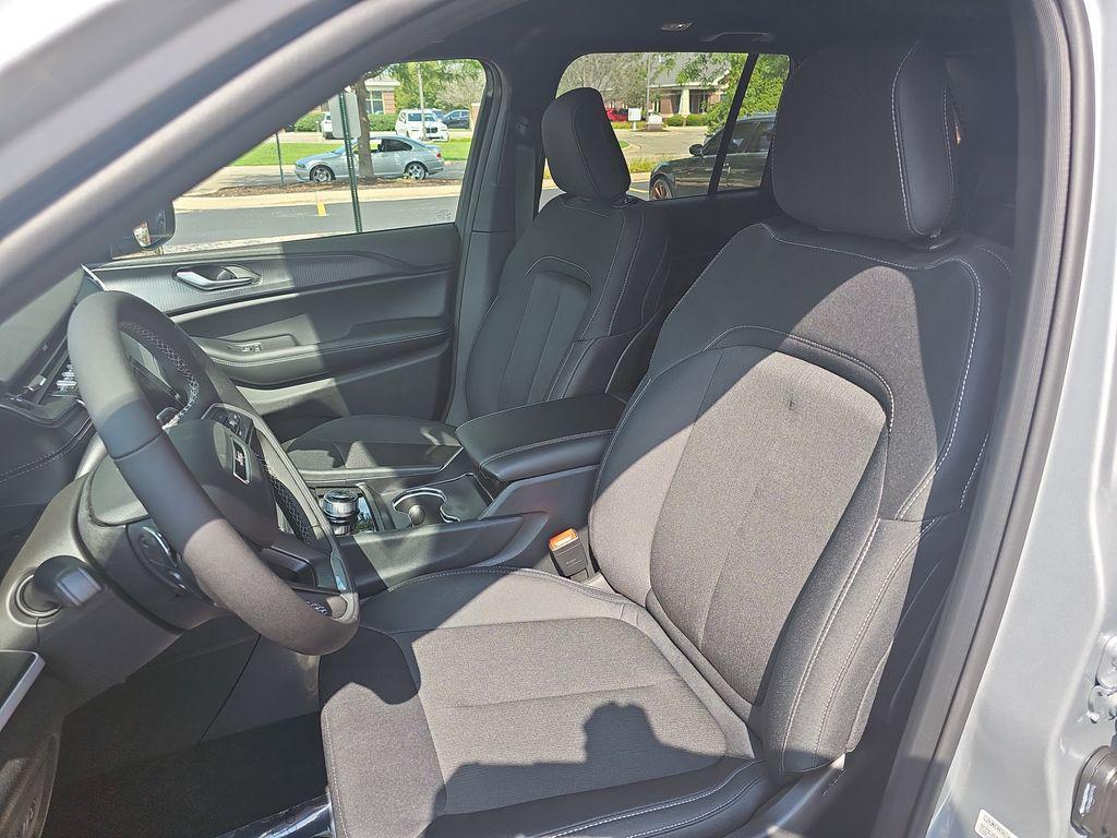 new 2025 Jeep Grand Cherokee car, priced at $41,190