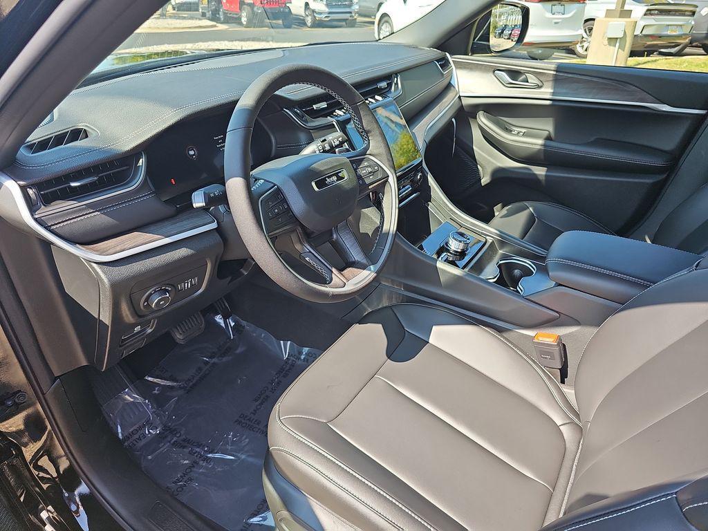 new 2025 Jeep Grand Cherokee car, priced at $47,590