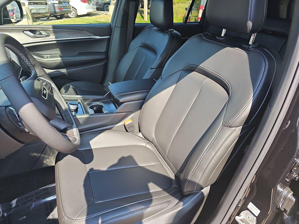 new 2025 Jeep Grand Cherokee car, priced at $47,590