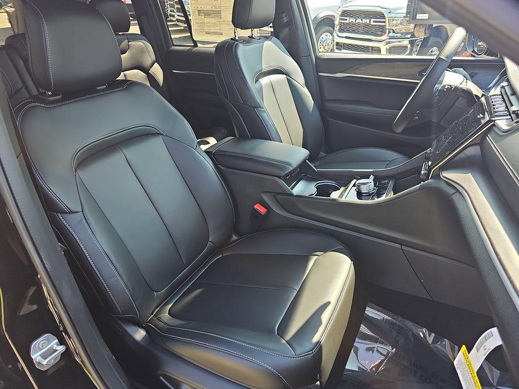 new 2025 Jeep Grand Cherokee car, priced at $47,590