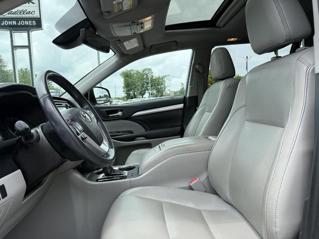 used 2019 Toyota Highlander car, priced at $23,995