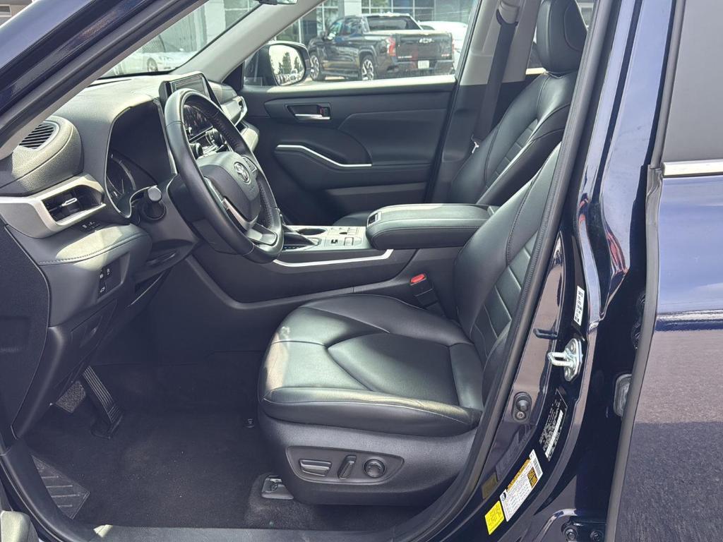 used 2023 Toyota Highlander car, priced at $40,500