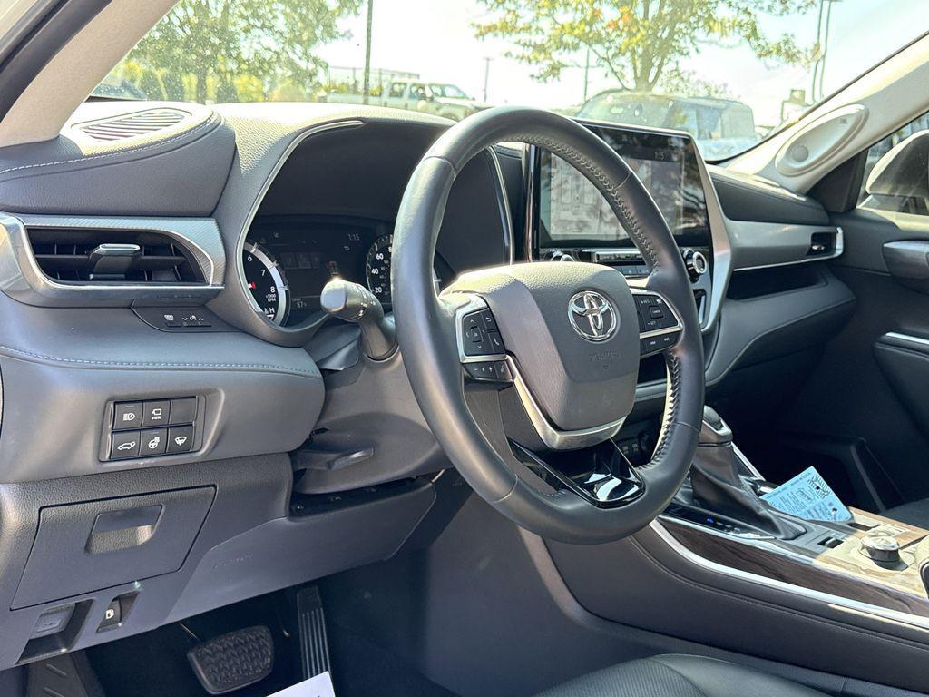 used 2021 Toyota Highlander car, priced at $30,850