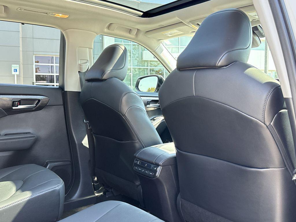 used 2021 Toyota Highlander car, priced at $30,850