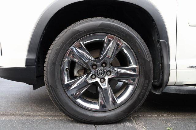 used 2019 Toyota Highlander Hybrid car, priced at $34,358