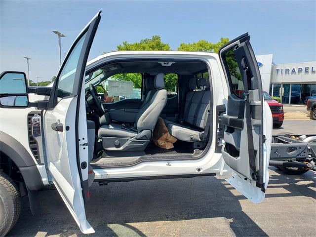 new 2025 Ford F-450 car, priced at $61,072