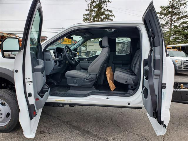 new 2025 Ford F-450 car, priced at $61,072