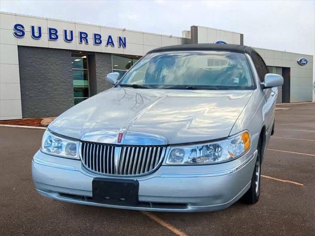 used 2000 Lincoln Town Car car, priced at $11,900