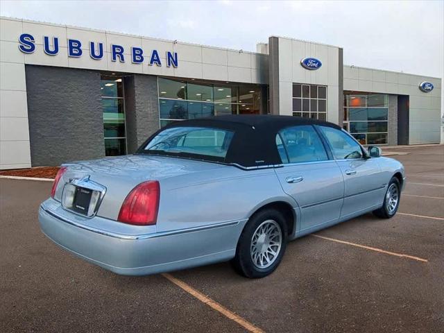 used 2000 Lincoln Town Car car, priced at $10,900