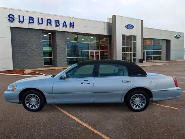 used 2000 Lincoln Town Car car, priced at $10,900